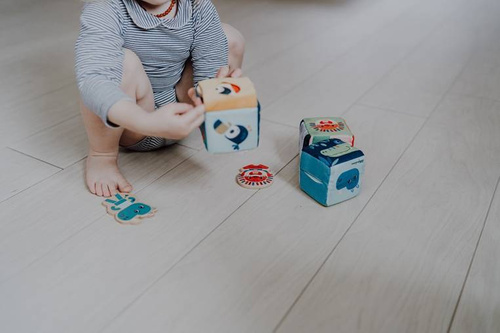 LILLIPUTIENS - Zestaw 3 kostek aktywizujących wielofunkcyjnych z ukrytymi elementami Dżungla 18 m+