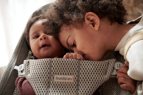 BABYBJORN - leżaczek BLISS MESH, szarobeżowy + zabawka Soft Friends